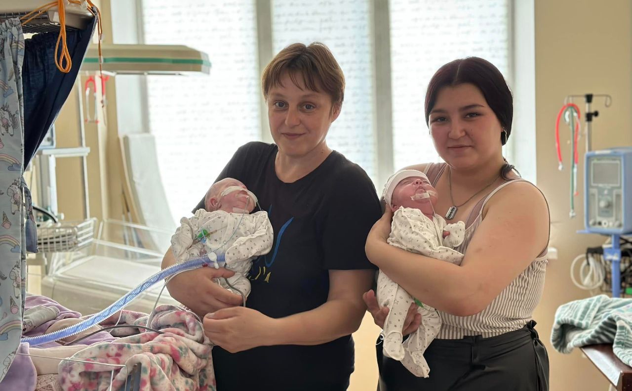 Дівчатка перебувають у відділенні інтенсивного виходжування глибоко недоношених дітей. Фото: Охматдит