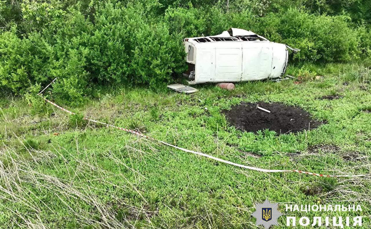 Автомобіль підірвався на околиці міста Ізюм. Фото: національна поліція
