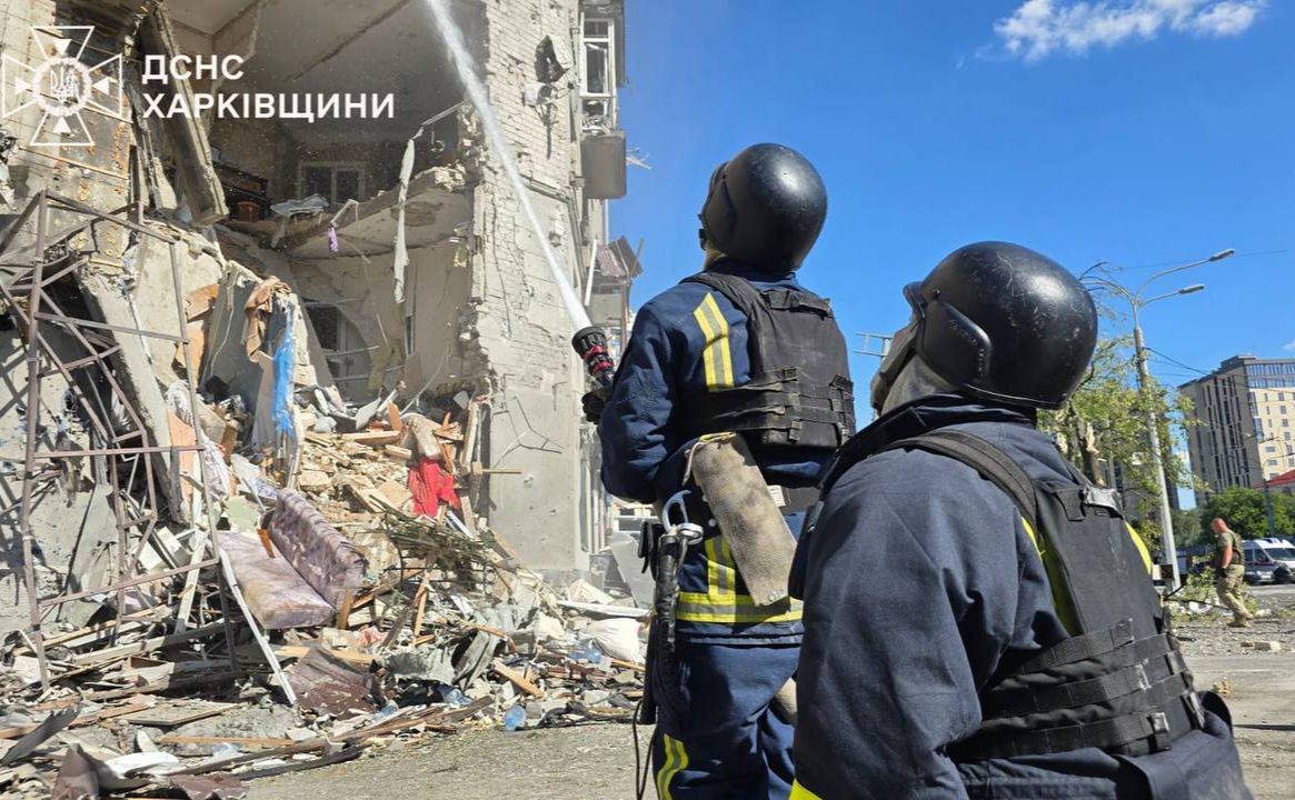На місці влучання працюють рятувальники. Фото: ДСНС Харків