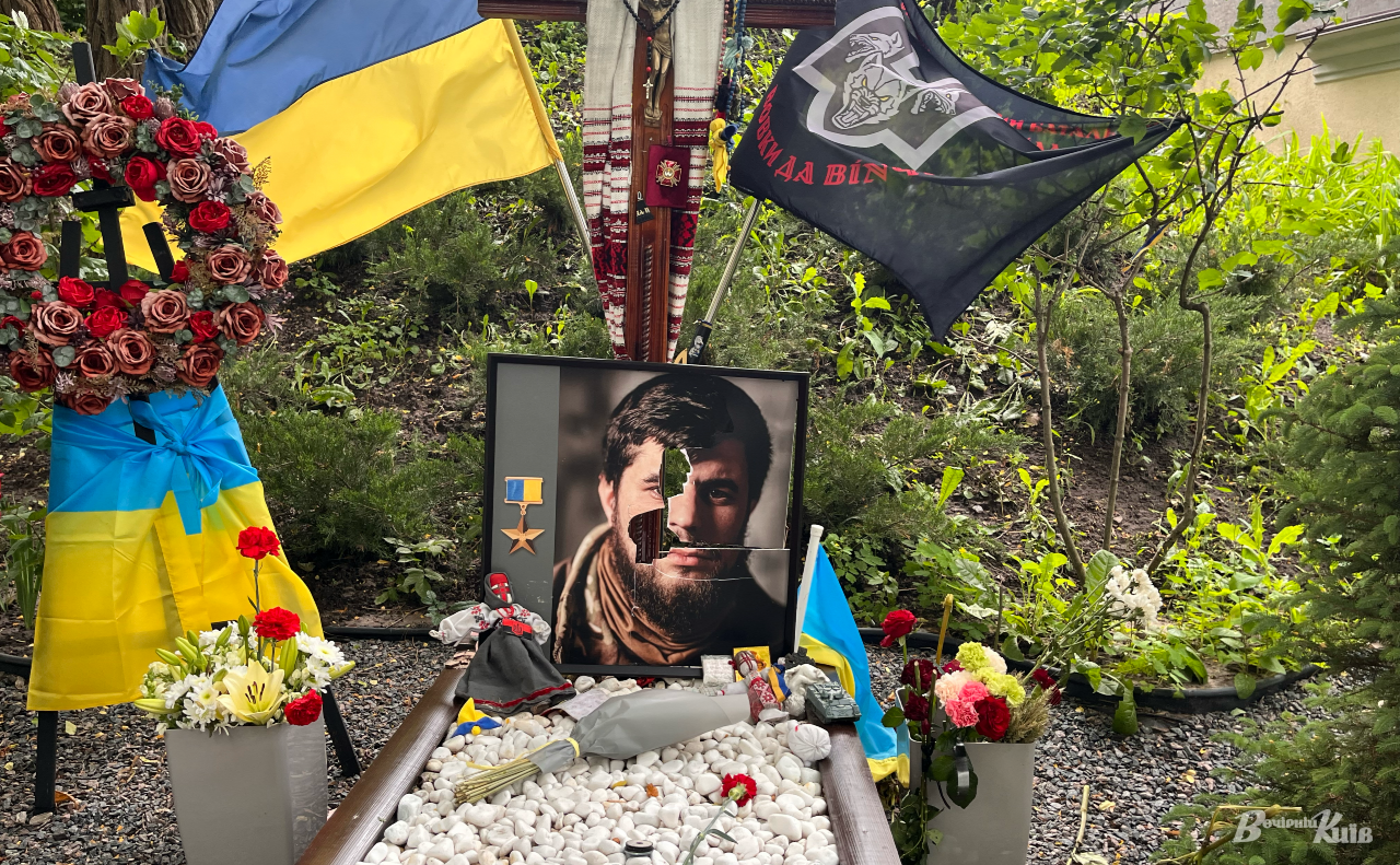 Пошкоджені могили «Да Вінчі», «Джуса» та Петриченка. Фото: Даша Гришина