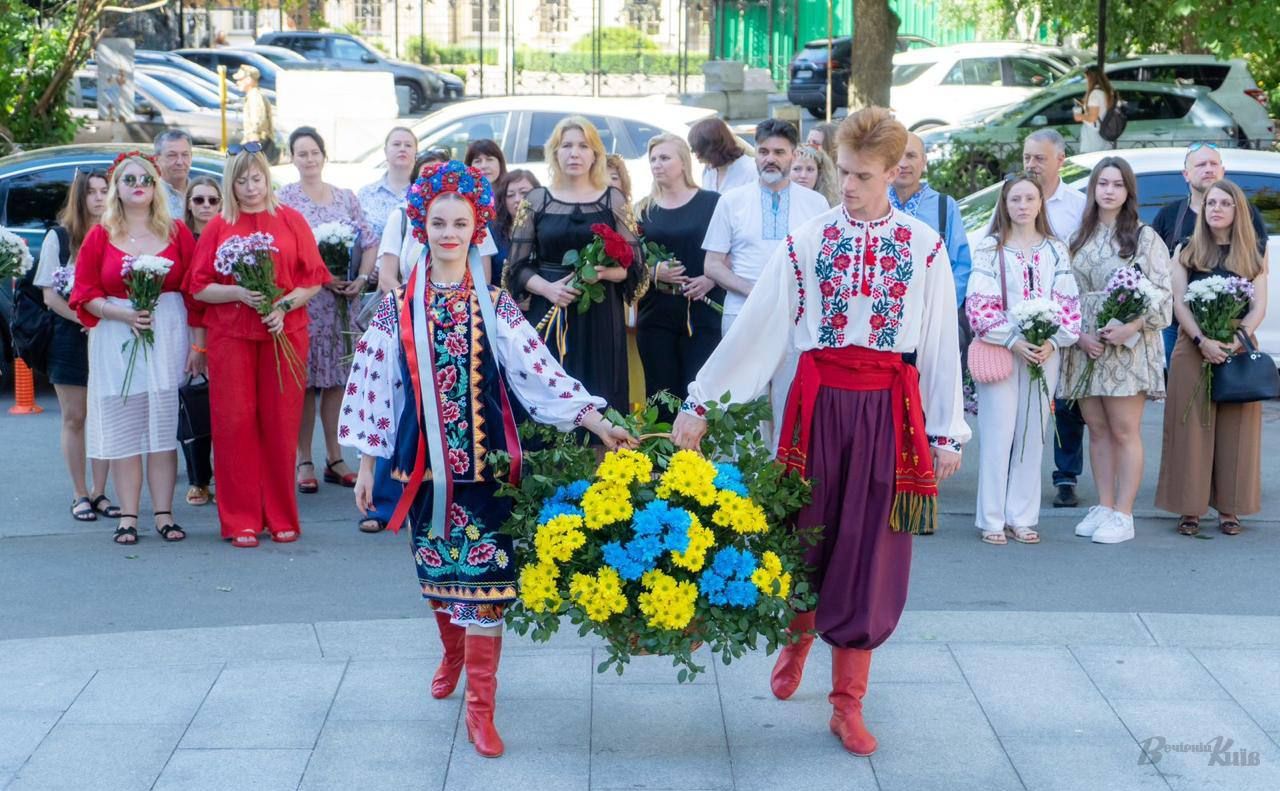 Урочисте покладання квітів. Фото: Олексій Самсонов