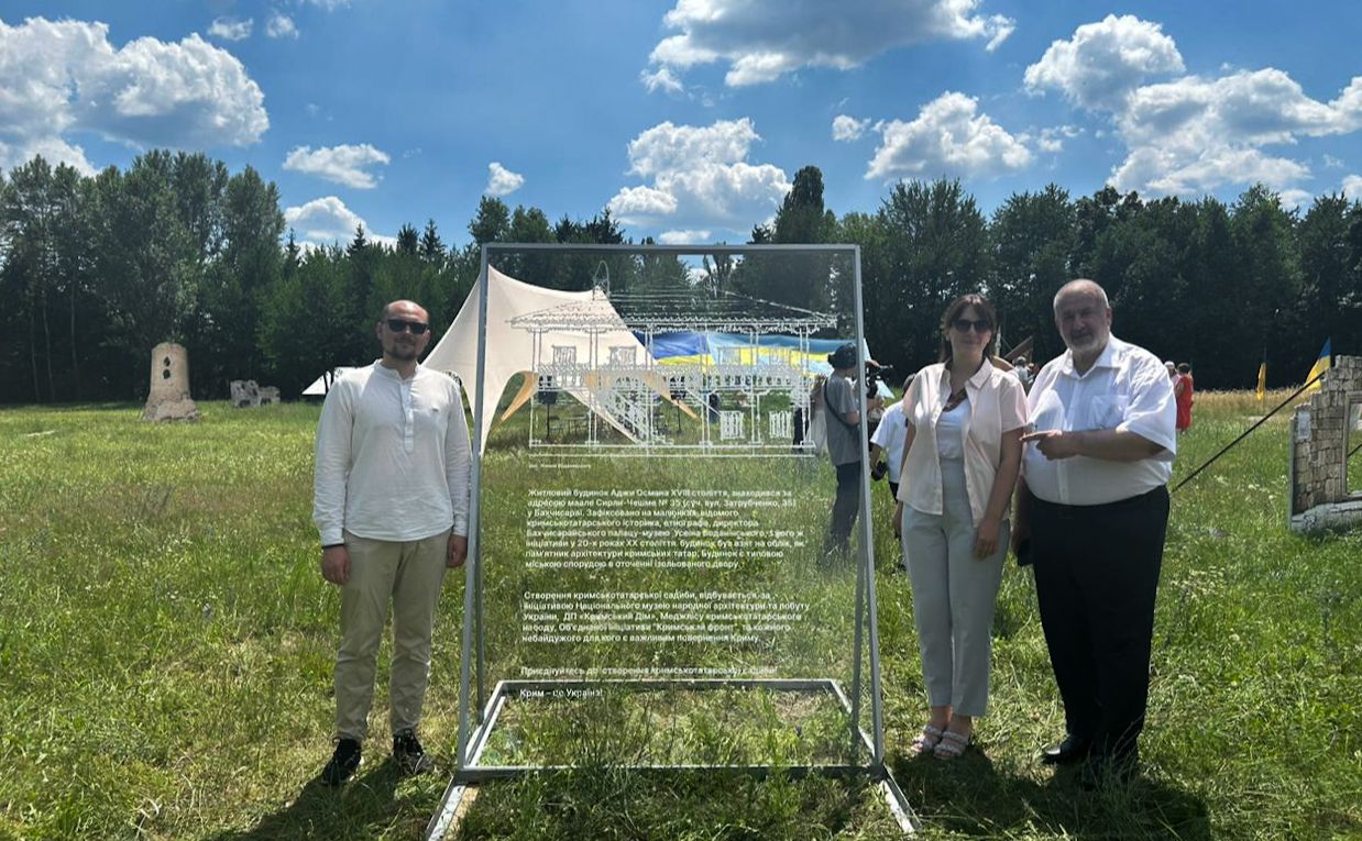 На місці майбутньої споруди встановили інформаційну табличку. Фото: Представництво Президента України в АР Крим.