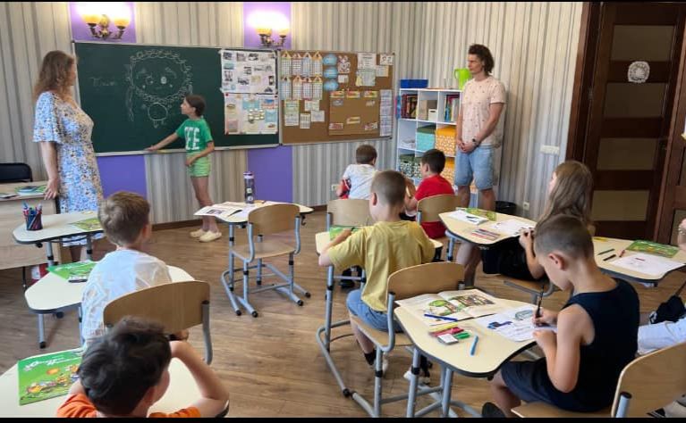 Дітям пояснюють, як діяти, якщо до них підходять незнайомці. Фото: фб-сторінка Олесі Пинзеник