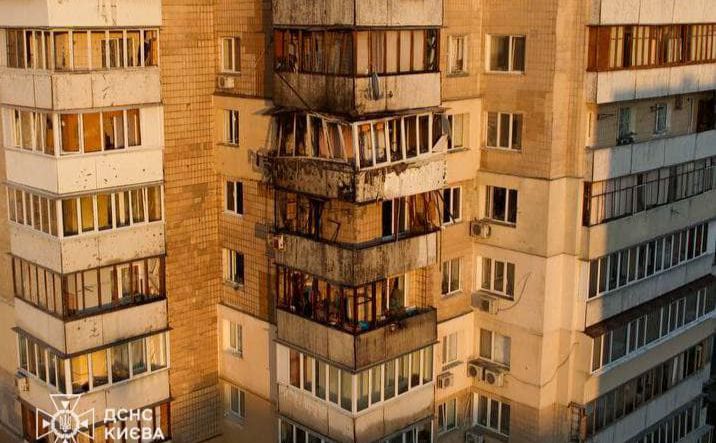 Балкони пошкодженої російською ракетою частини багатоповерхівки. Фото: ДСНС Києвав