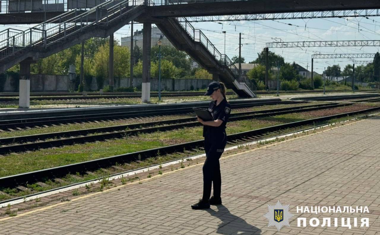 Поліцейська біля залізничного мосту у Яготині. Фото: Нацполіція