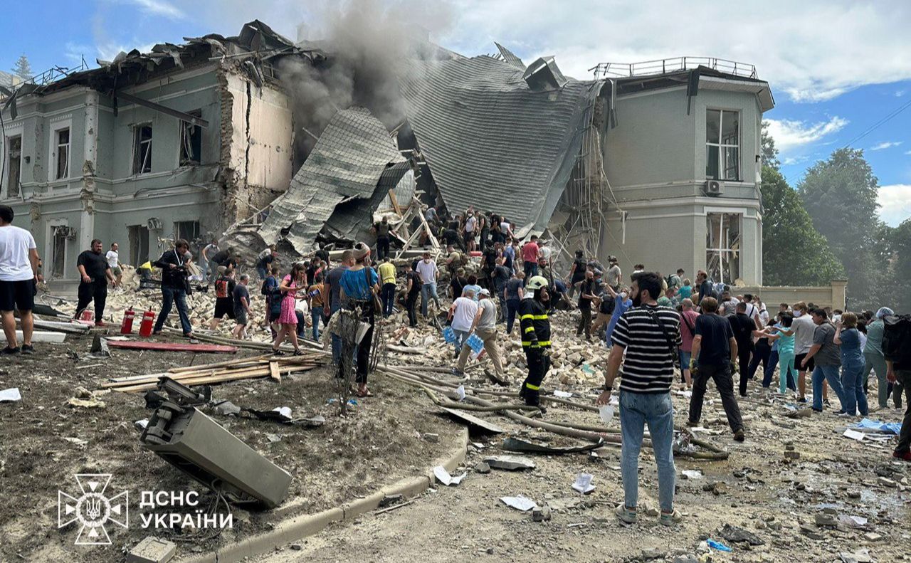 У понеділок Київ масово обстріляли ракетами. Фото: ДСНС