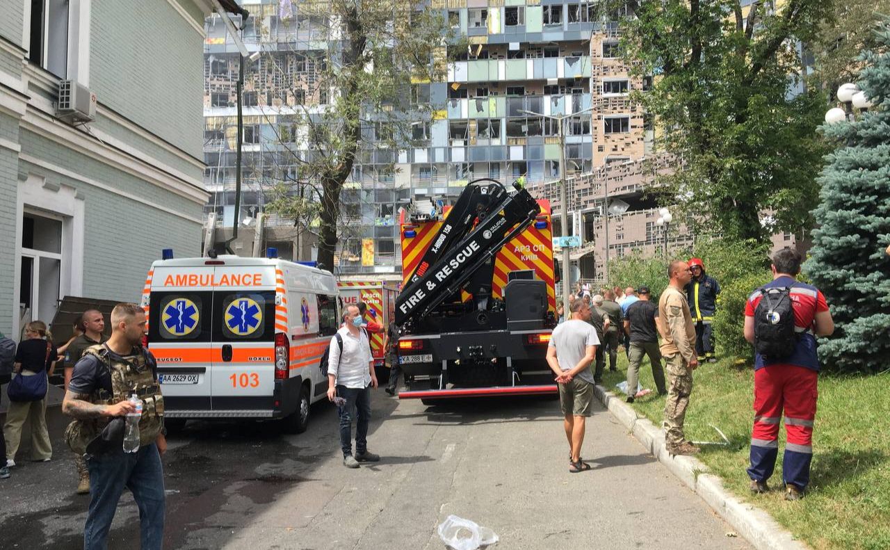 Рятувальники і «швидка» у клініці «Охматдит». Фото: Ольга Скотнікова