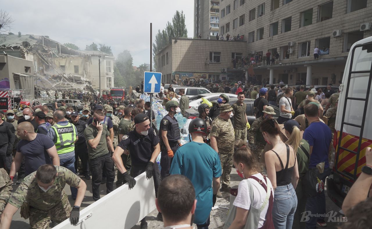 Кияни на розбиранні завалів у «Охматдиті». Фото: Олексій Самсонов