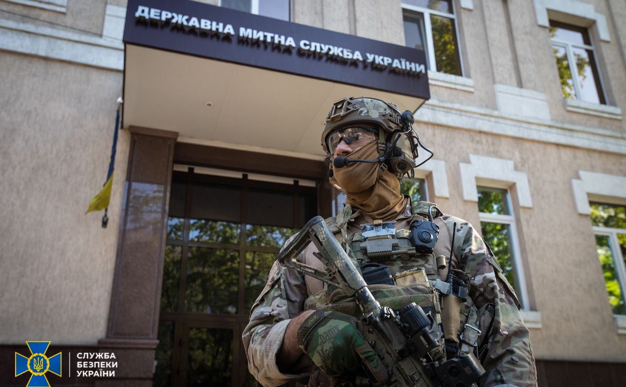 У митників тривають обшуки