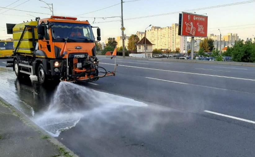 Полив зменшує кількість випарів шкідливих речовин. Фото: КК «Київавтодор»