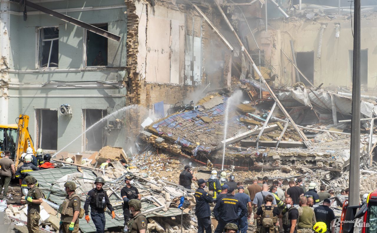 Ліквідація наслідків удару по Охматдиту. Фото: Олексій Самсонов