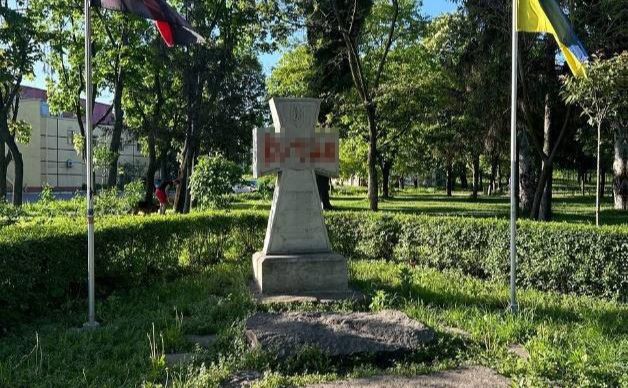 Пам’ятний хрест, на якому зловимсники написали нецензурне слово. Фото: Прокуратура міста Києва