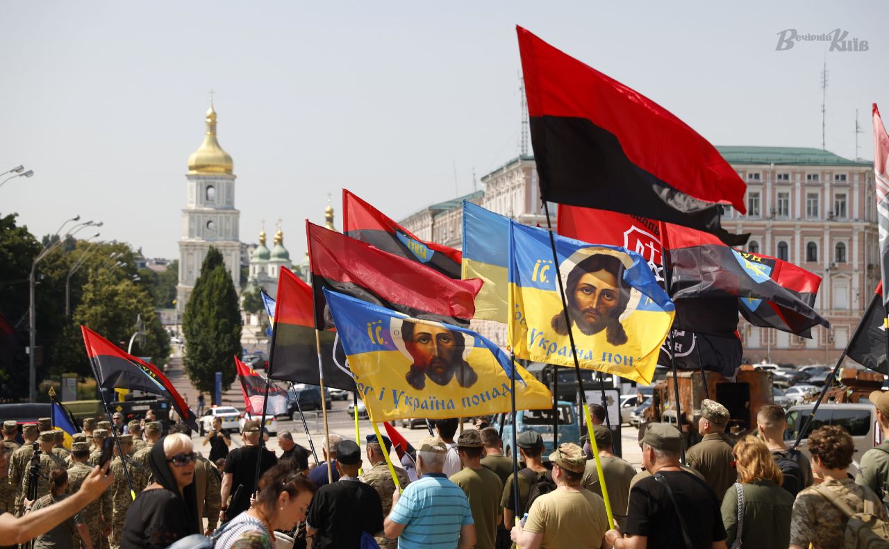 Жива хода проводжала труну з тілом Миколи Коханівського від Михайлівського Золотоверхого до Майдану. Фото: Борис Корпусенко