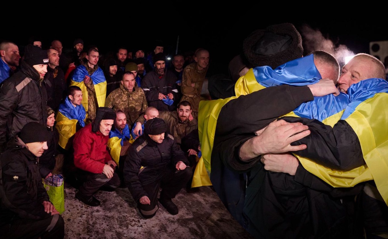 Звільнені з полону військові. Фото з відкритих джерел