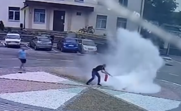 Працівник судової охорони загасив полум’я. Фото: скріншот з відео