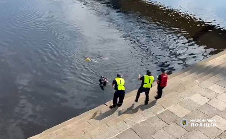 Рятувальну поерацію завершили — тіло людини водолази витягли з Дніпра. Фото: Поліція Києва
