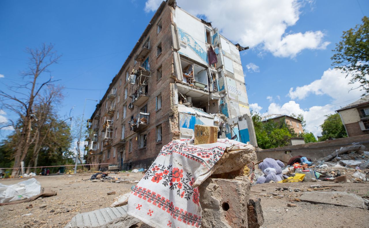 Будинок, де загинуло 13 людей через атаку рф по вулиці Сальського. Фото: КМДА