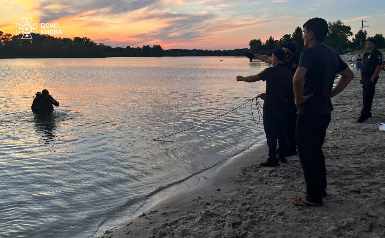 Деснянський район: рятувальники тягнуть з води потопельника. Фото: ГУ ДСНС у м.Києві