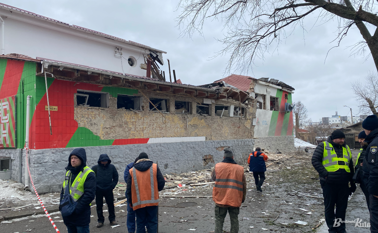 Будівля «Локомотиву» після російських обстрілів. Фото: Юлія Сергеєва