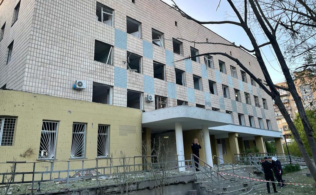 Поліклініка у Деснянському районі, біля якої загинули троє людей. Фото: Київська міська прокуратура