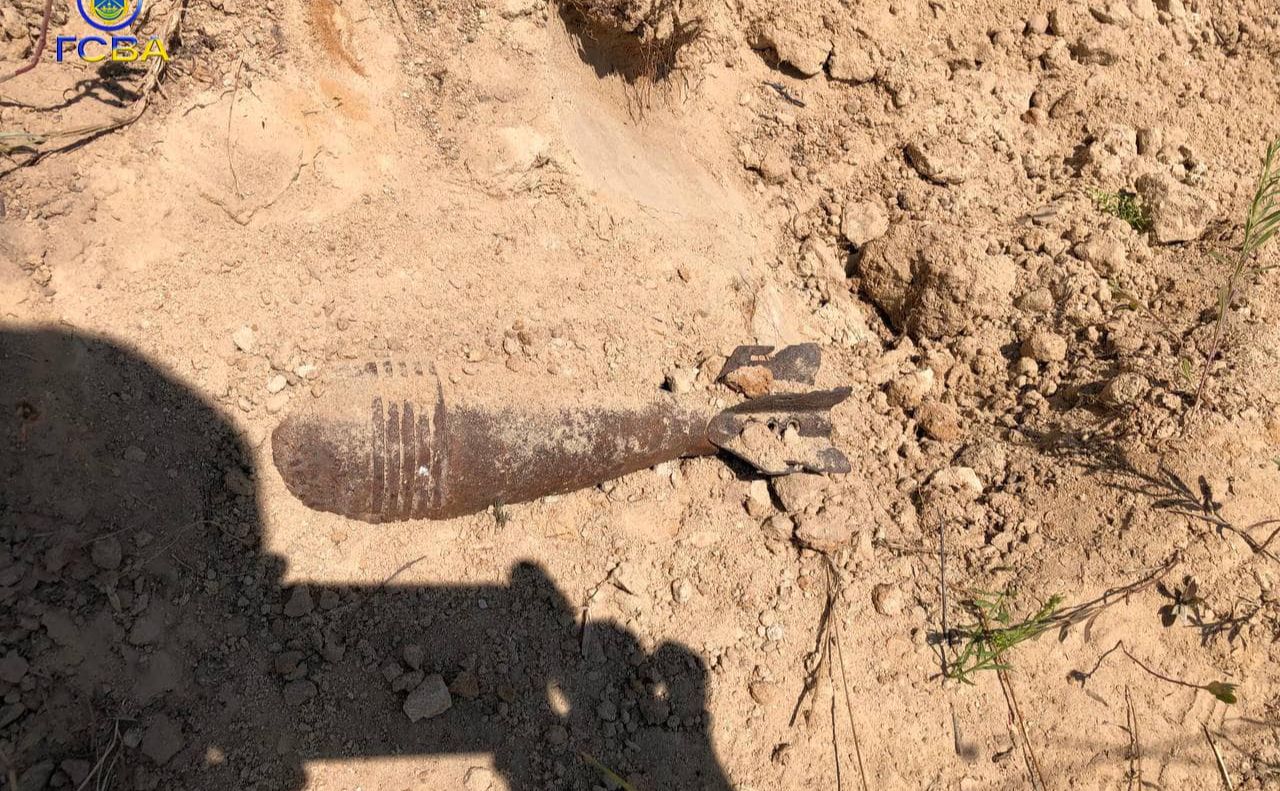 На Київщині біля водойми знайшли мінометну міну. ФОТО