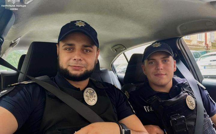 Інспектори Андрій Сугако та Сергій Стрішний врятували киянку. Фото: Патрульна поліція Києва