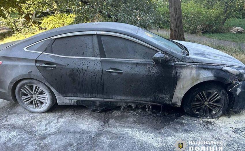 Обгоріла машина, яку спалили сьогодні вночі. Фото: Нацполіція