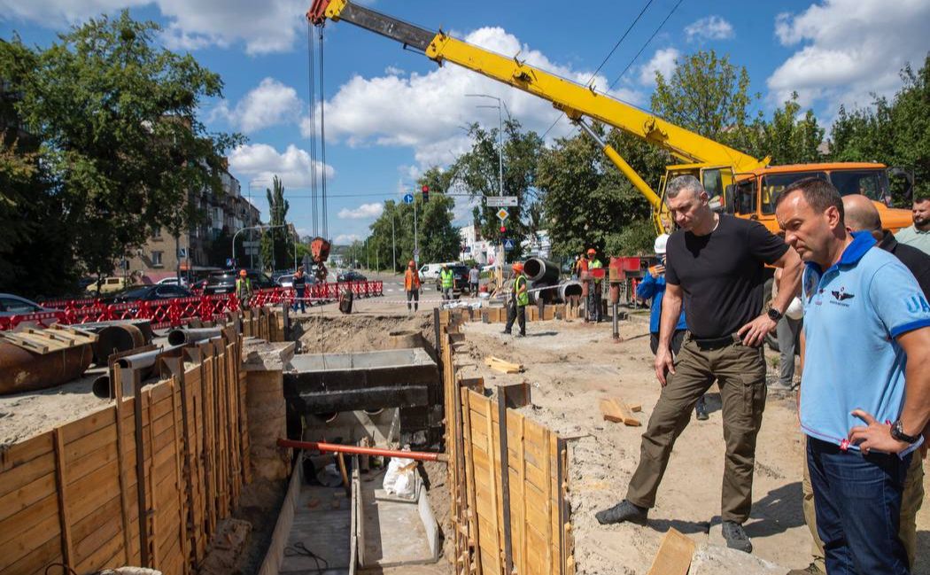 Мер Києва на місці прокладки тепломагістралі з новими трубами. Фото: Пресслужба мера