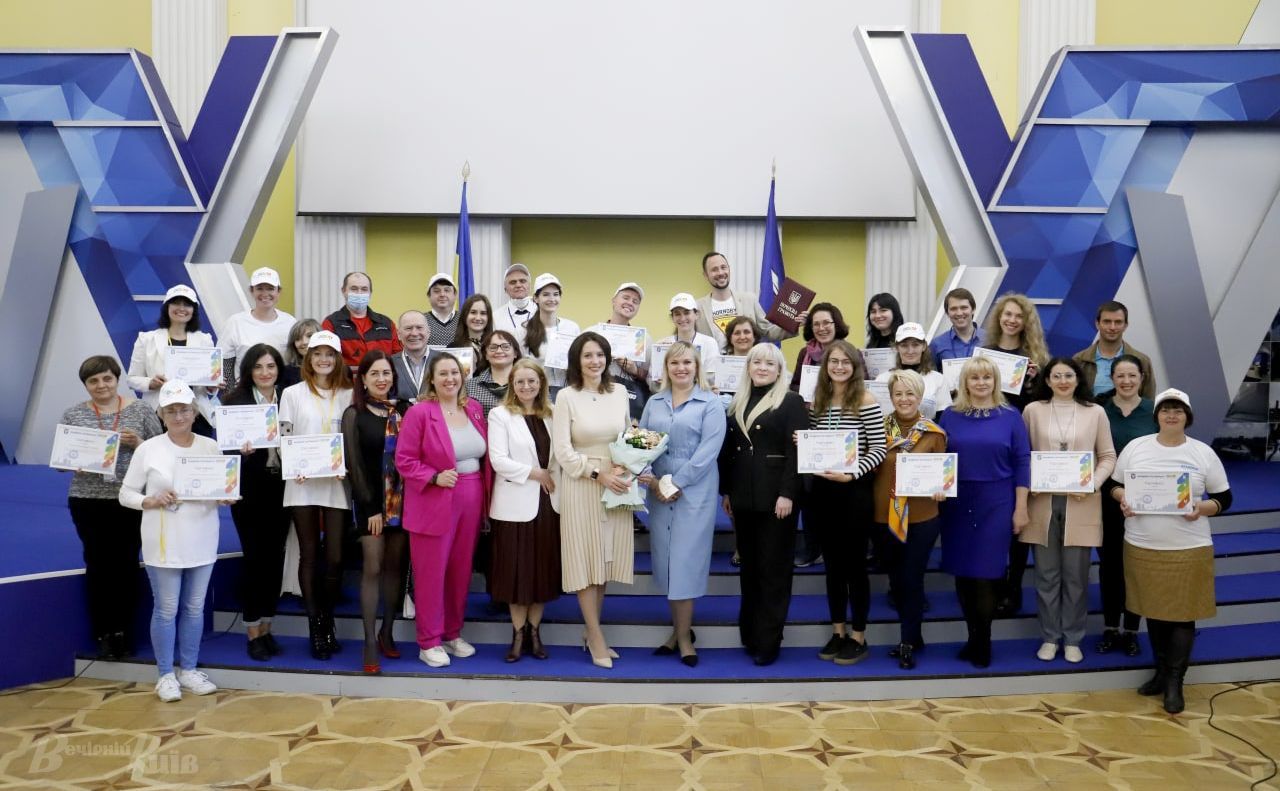 У першому проєкті сертифікати «Академії гостинності» отримали 34 волонтери. Фото: Борис Корпусенко