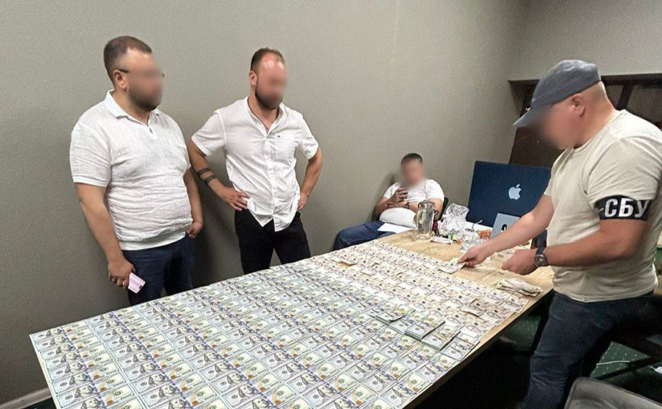 Чоловікам оформлювали документи для виїзду з України. Фото: Київська міська прокуратура