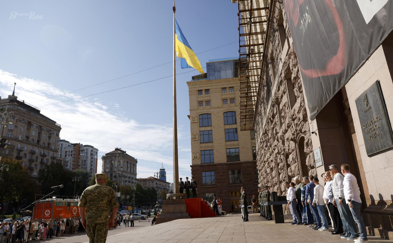 Біля КМДА під час підняття Державного прапора України. Фото: Борис Корпусенко