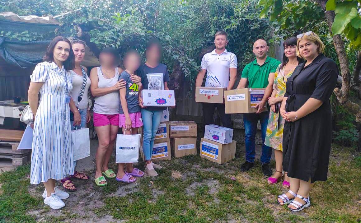 Омбудсмен поширив фото повернених додому родин з дітьми. Фото: телеграм Д. Лубінець