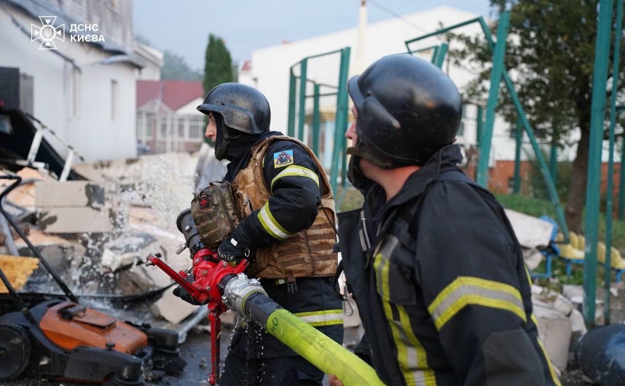 Пожежники ДСНС на місці, де пошкоджене житло. Фото: ГУ ДСНС у м.Києві