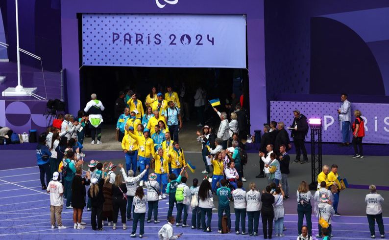 Делегація збірної України на церемонії закриття Паралімпіади-2024. REUTERS/Jeremy Lee