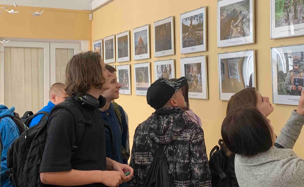 Учні київської гімназії «Діалог» на відкритті виставки Фото: Віра Карман