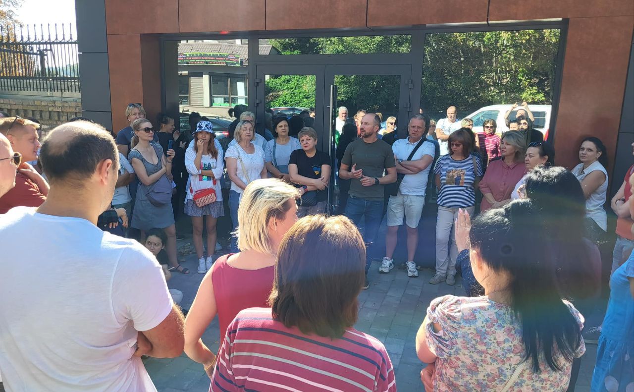 На зустрічі з мешканцями біля заводу-забруднювача. Фото: Департамент захисту довкілля