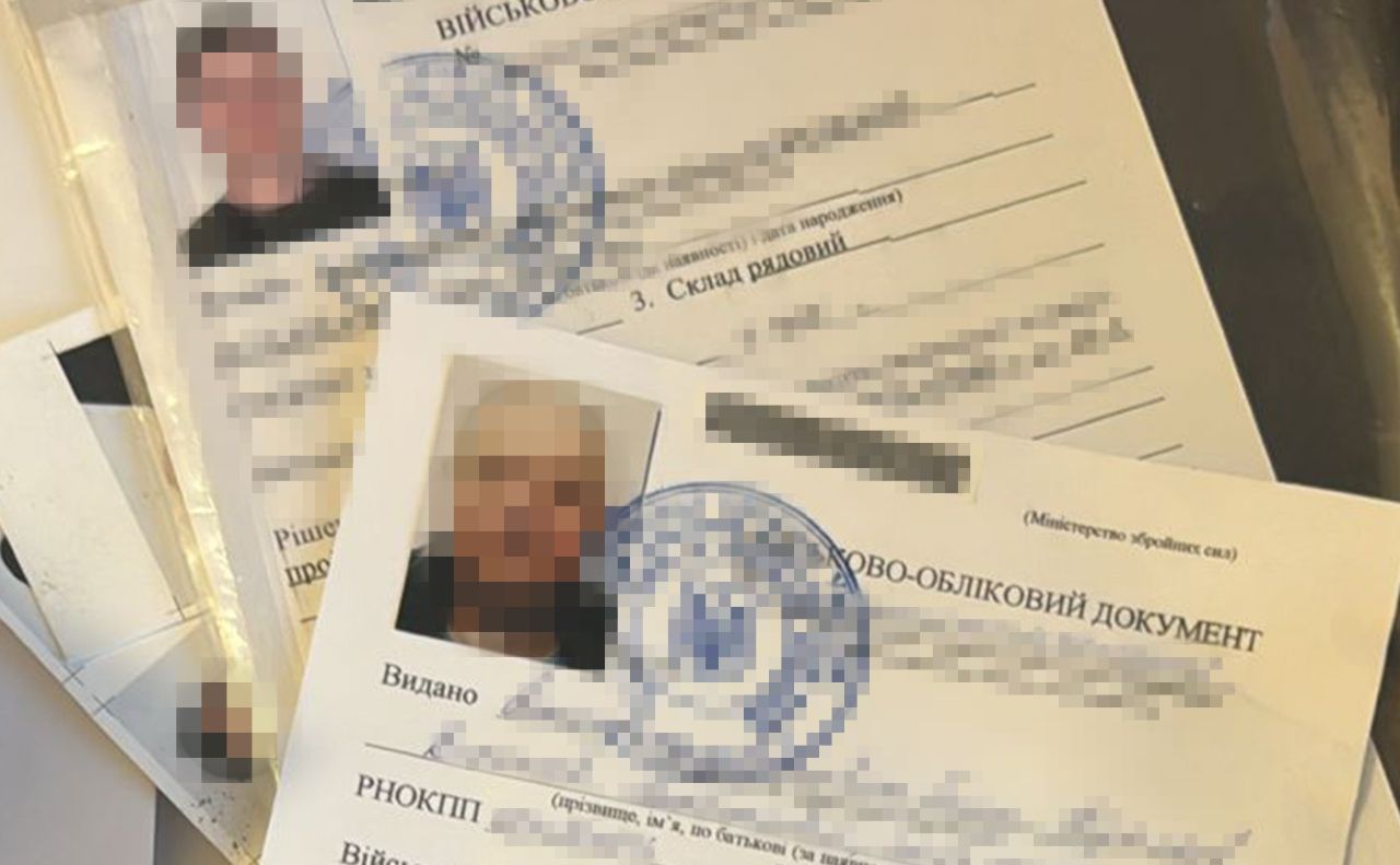 Документи, вилучені СБУ. Фото: СБУ