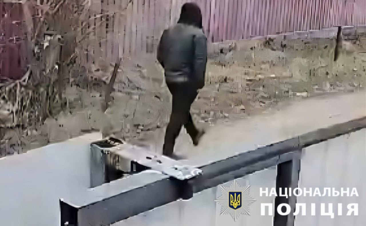 Поліція Броварського району розшукує чоловіка в чорному за скоєння особливо тяжкого злочину