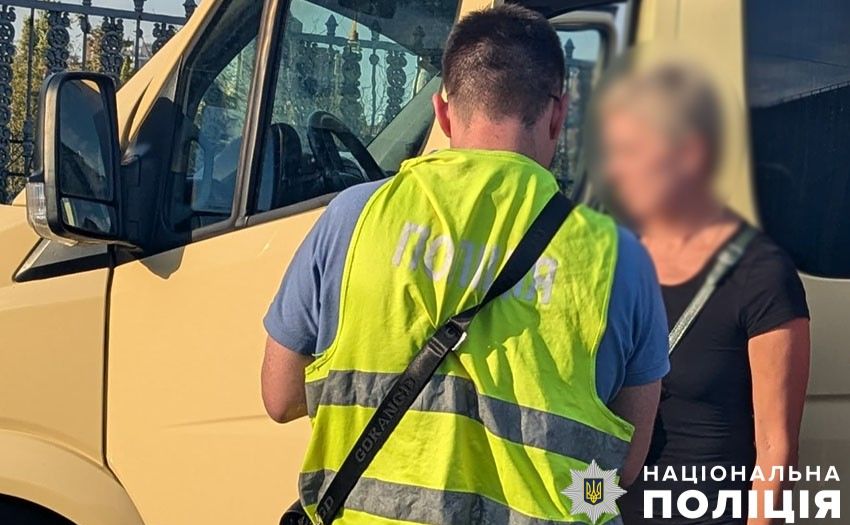 Поліція із організатором трансферу на окуповану територію. Фото: Нацполіція