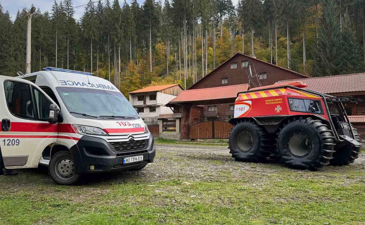 Киянина доставили всюдиходом до села, де його вже чекала «швидка». Фото: ДСНС Закарпаття