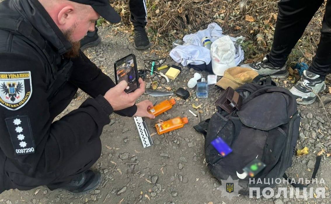 Поліція провела обшук у речах затриманих підлітків. Фото: Нацполіція