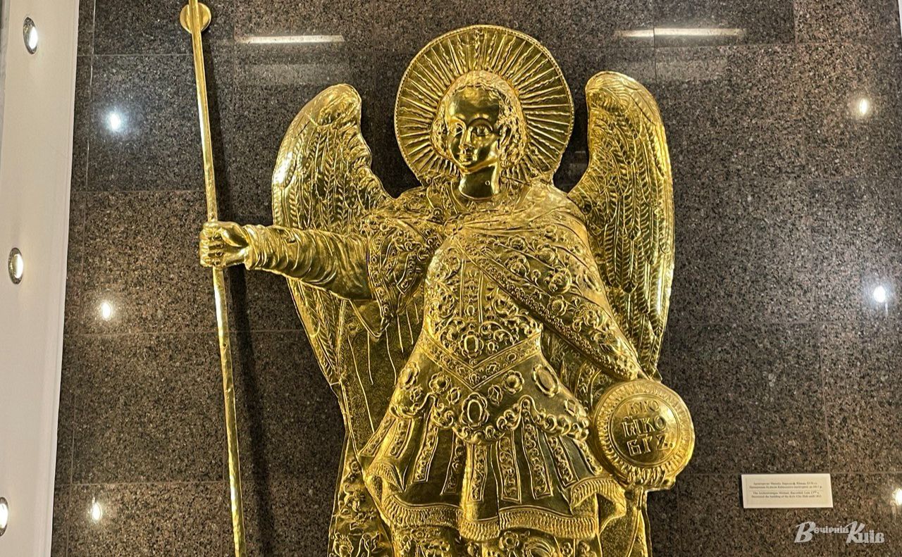 Барельєф архистратига Михаїла в фоє Музею Києва. Фото: Тетяна Асадчева
