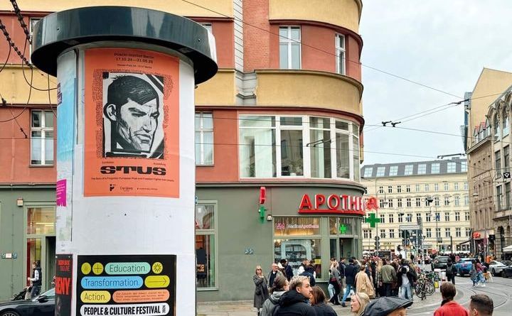 Плакат про виставку Стуса у Берліні на одній з вулиць міста. Фото — Дарка Горова/Амаль Берлін
