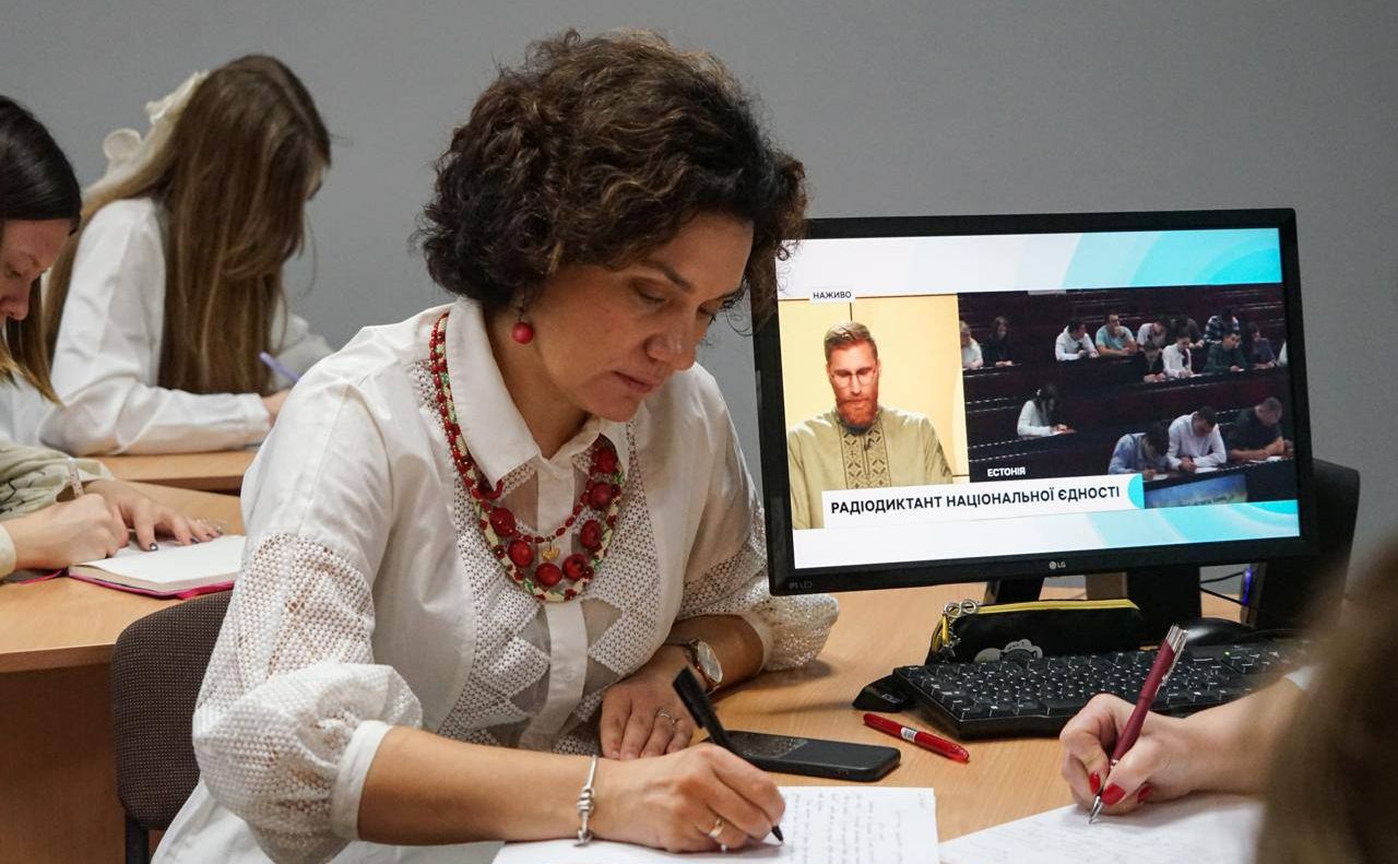 Написання диктанту в університеті. Фото надані університетом