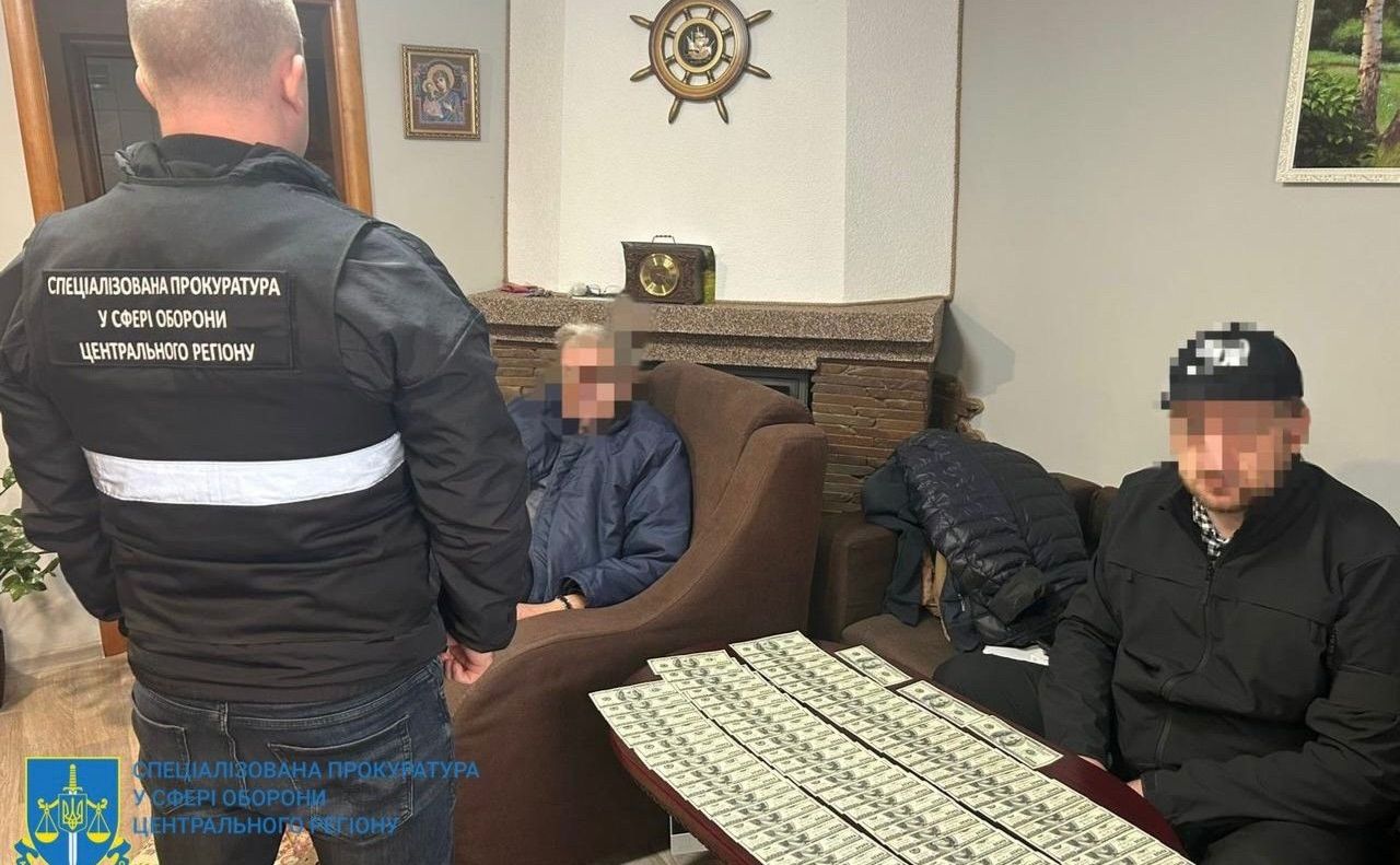 Затримані працівники Голосіївського військкомату. Фото: прокуратура