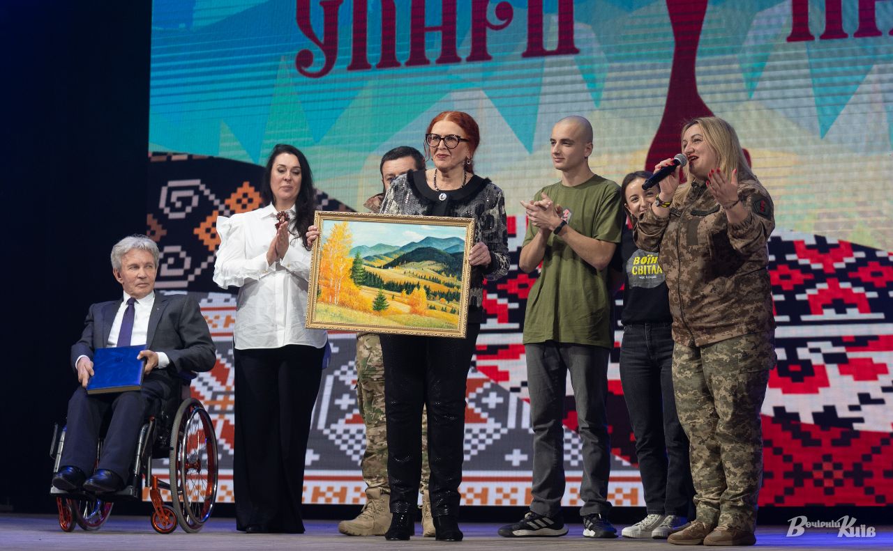 Військові, волонтери та представники паралімпійської збірної під час вручення «Скарбу нації». Фото: Олексій Самсонов