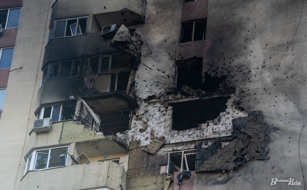 Пошкоджений російським дроном будинок у Соломʼянському районі. Фото: Олексій Самсонов