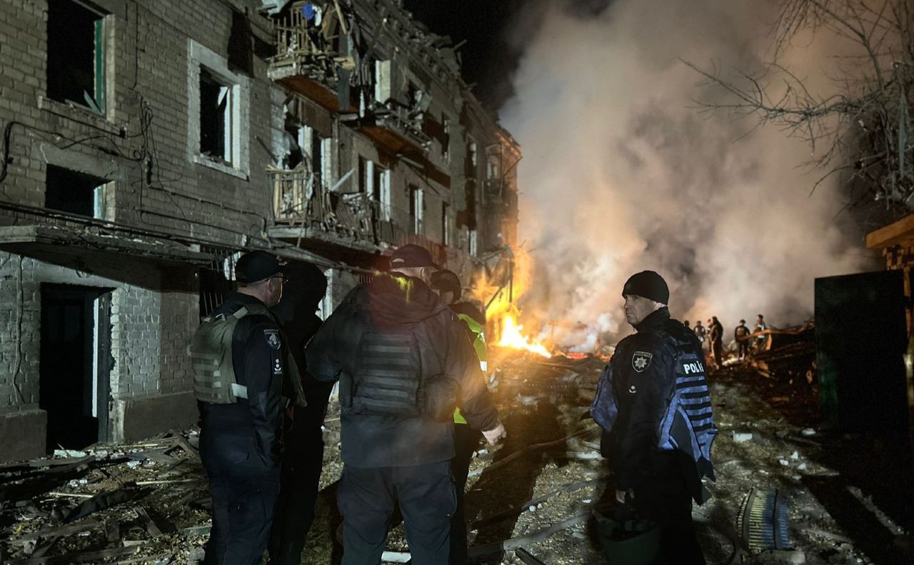 Частково зруйнована триповерхівка у Кривому Розі. Фото: Нацполіція