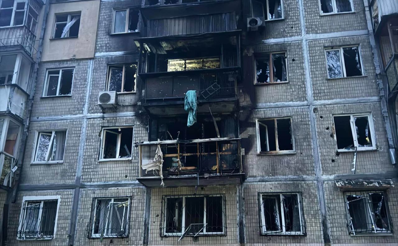 Будинок, в який влучили уламки ворожого дрону. Фото: фб-сторінка Ірини Чечотки