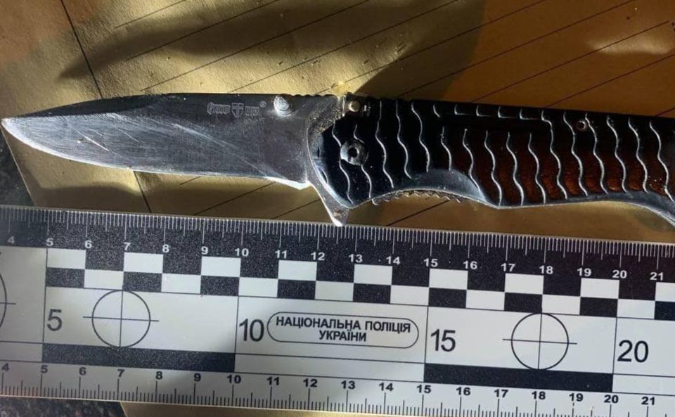 Ніж, яким вбив мешканець Голосіївського району свого друга. Фото: Поліція Києва